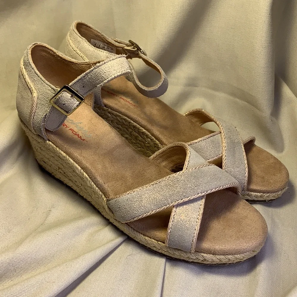 NWOT Sketchers wedge sandals, settle holden thread